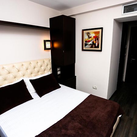 Hotel Town House Тирана Екстериор снимка