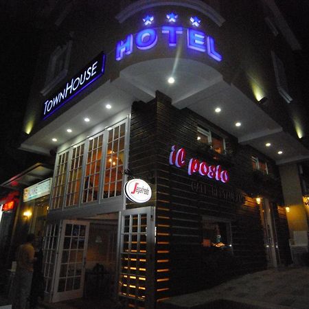 Hotel Town House Тирана Екстериор снимка