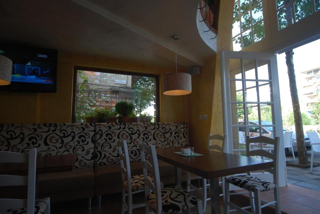 Hotel Town House Тирана Екстериор снимка