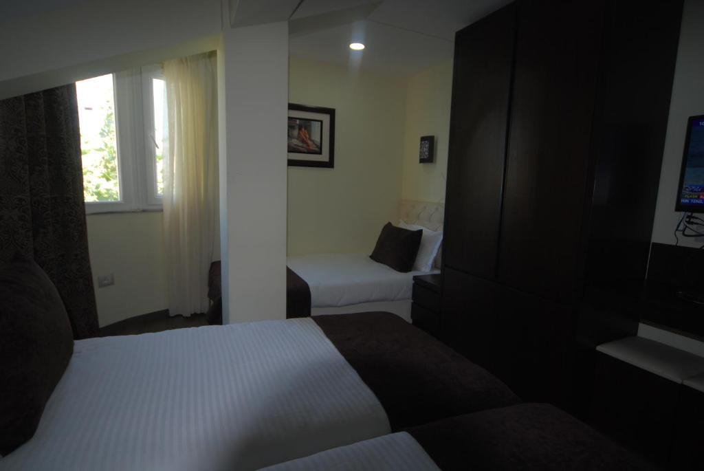 Hotel Town House Тирана Стая снимка