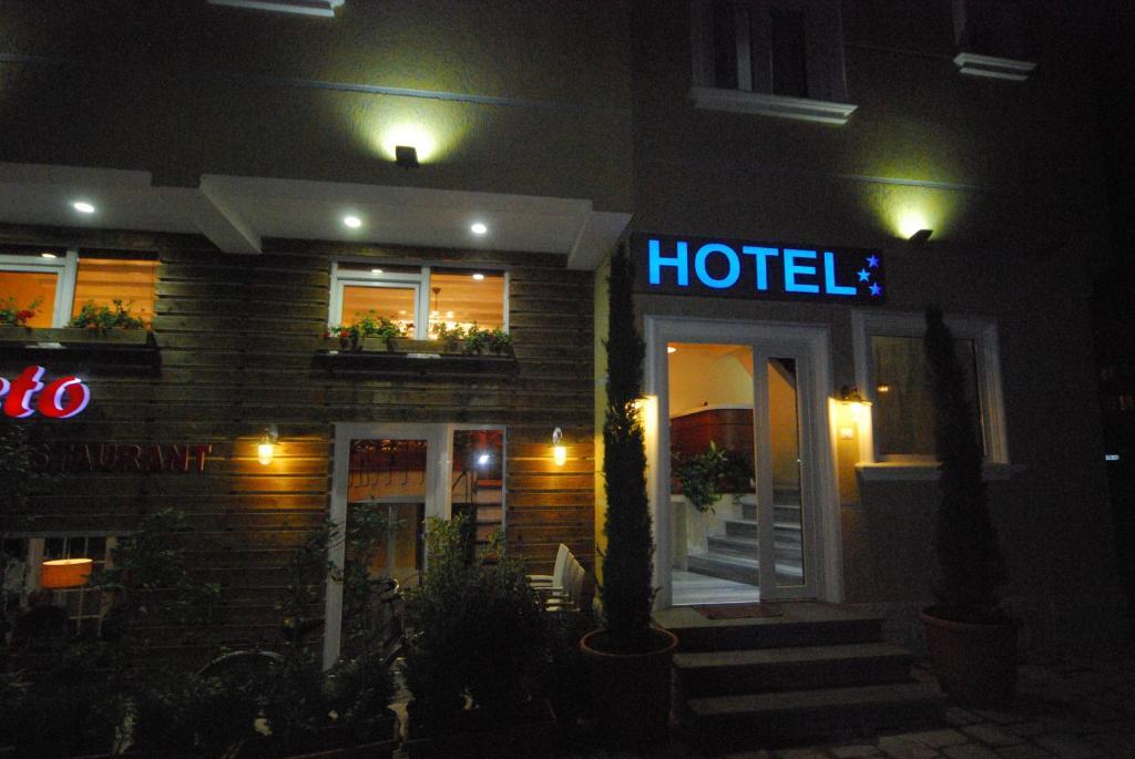 Hotel Town House Тирана Екстериор снимка