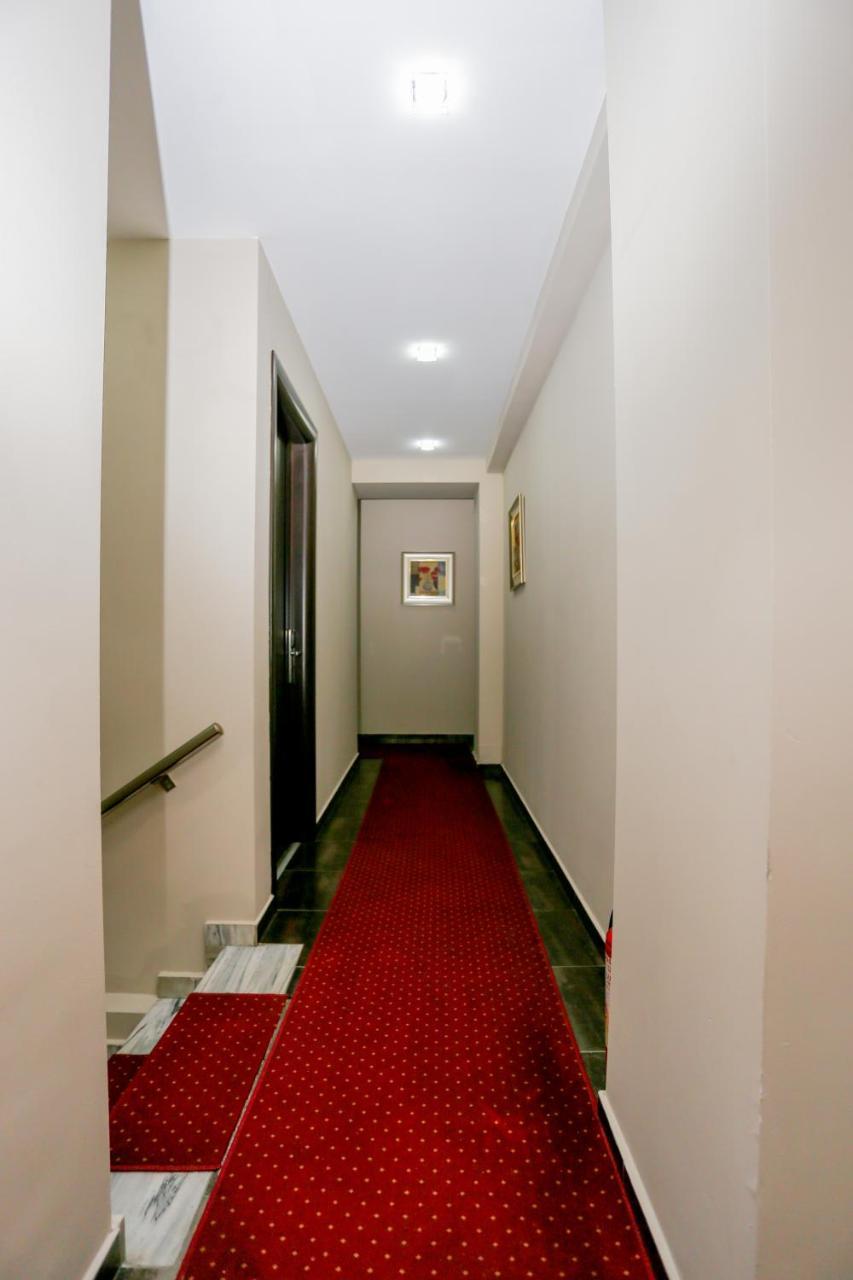 Hotel Town House Тирана Екстериор снимка