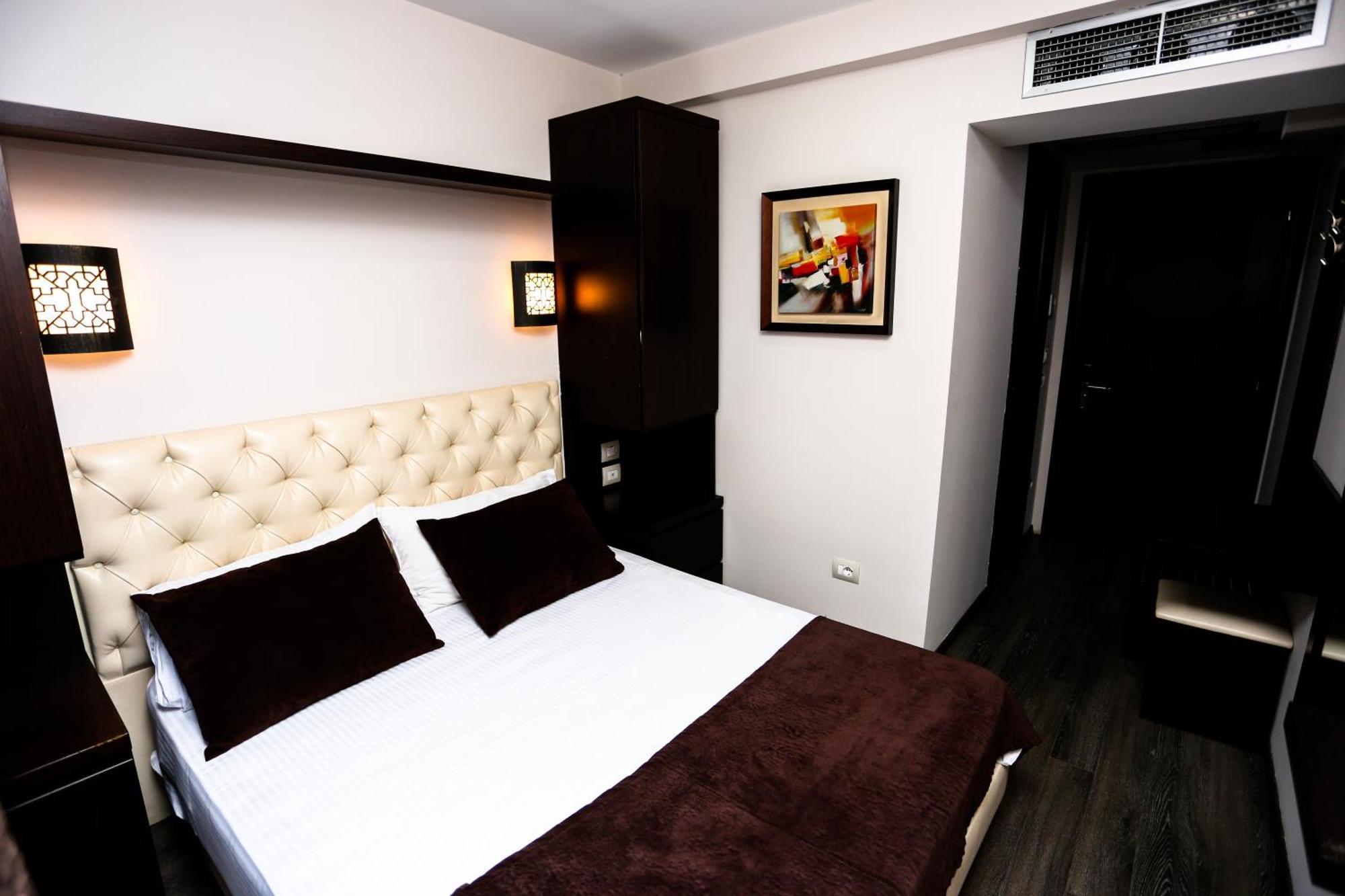 Hotel Town House Тирана Екстериор снимка