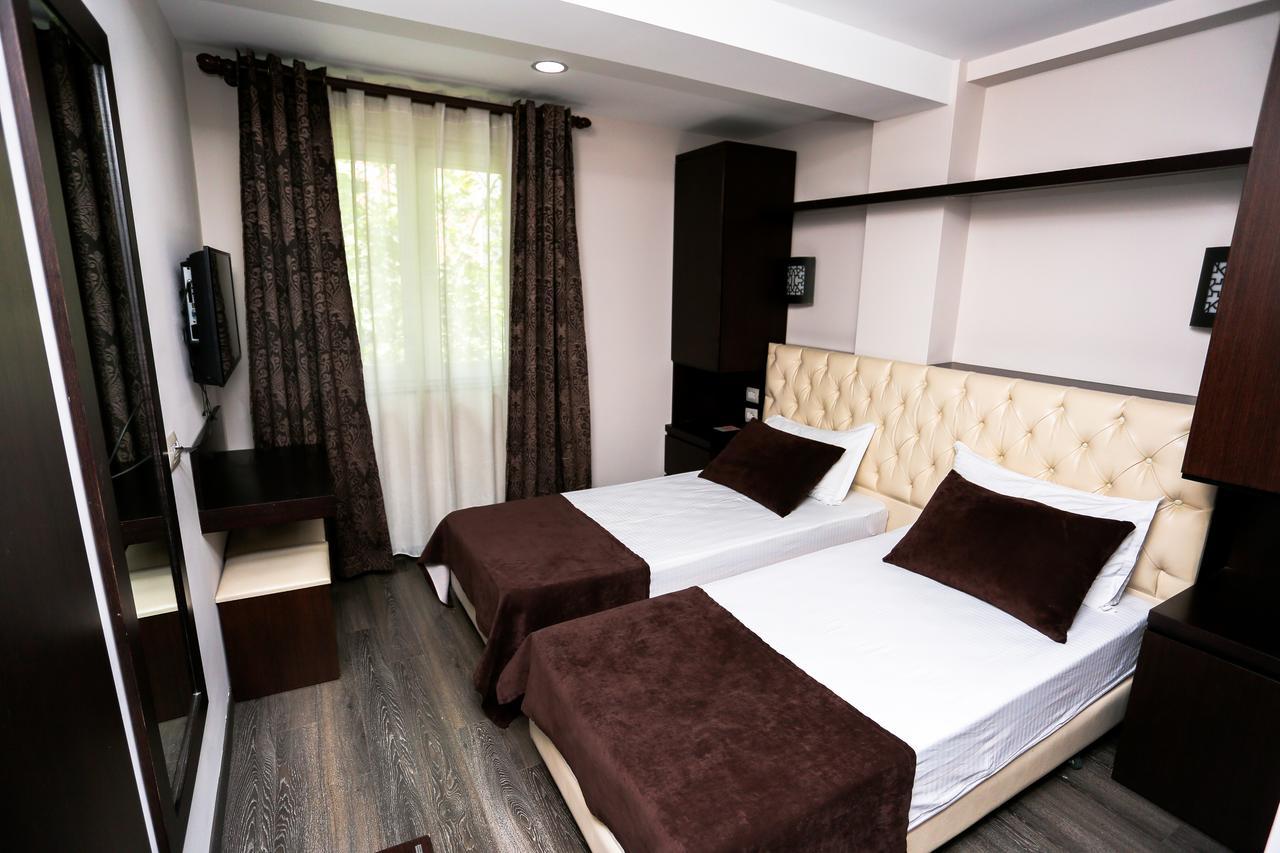 Hotel Town House Тирана Екстериор снимка