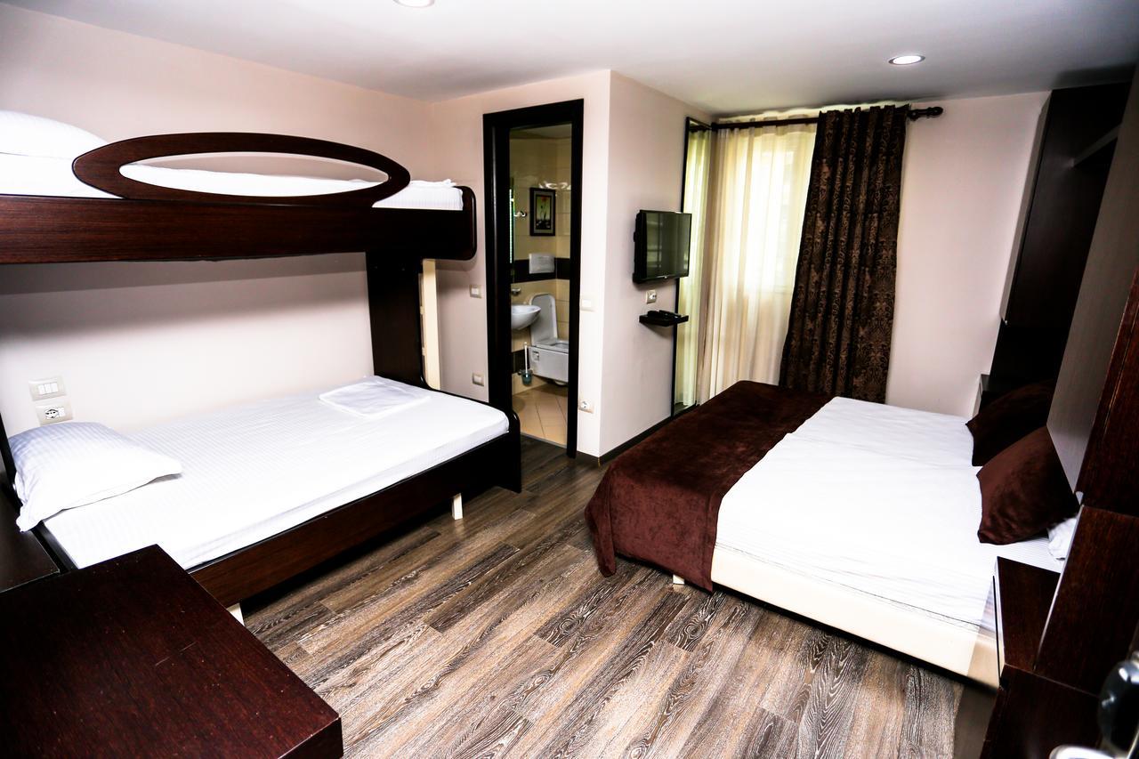 Hotel Town House Тирана Екстериор снимка